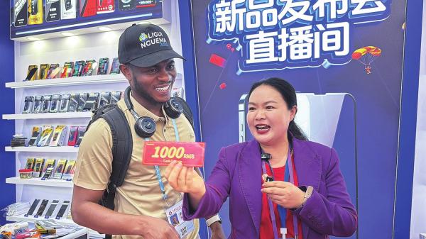 一直牛配资 时代脊梁|李洪梅: 薄薄手机膜, 卖到全世界