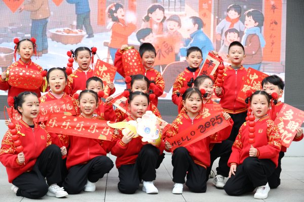 正好配资 “新”意满满，成都中小学这样迎接新学期