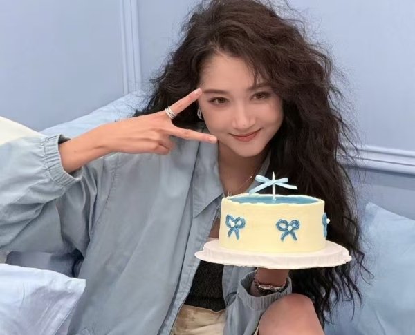 中金财富 关晓彤生日鹿晗消失！8 年庆生惯例没了，分手实锤还是故意不秀？