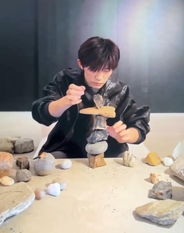 红领金服 千玺不语只是一味垒石头